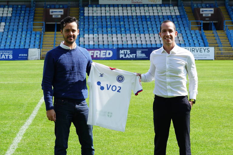 André Ikeda (à esq.) e Guilherme Decca, brasileiros que compraram o clube inglês Wakefield AFC