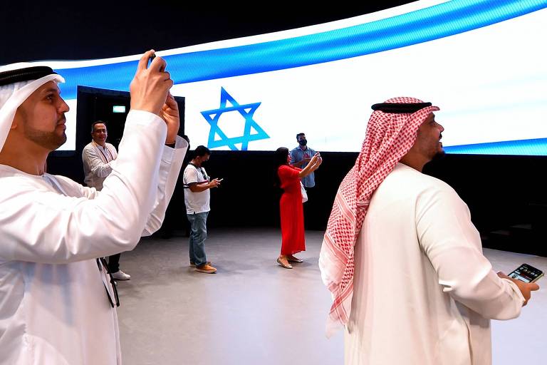 Árabes durante visita guiada ao pavilhão de Israel antes da abertura da Expo Dubai 2020

