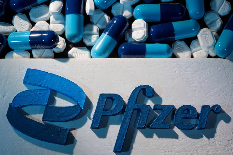 Medicamentos da Pfizer próximos a logotipo da fabricante

