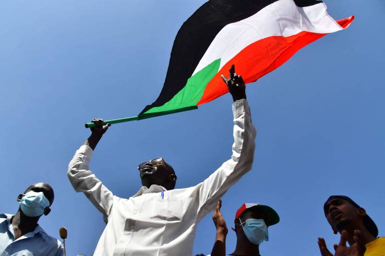 Militares do Sudão negociam com civis após golpe e libertam 4 ministros presos