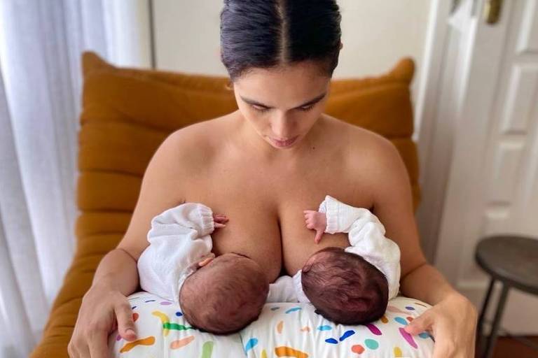 Mulher amamentando dois bebês