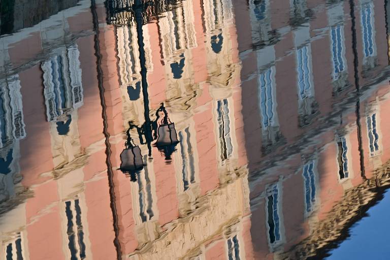 Reflexo de edifícios no Canal Grande de Trieste, na Itália