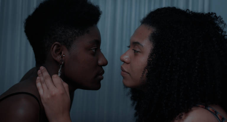 Duas mulheres negras se encaram 