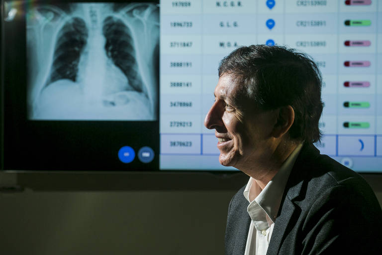 Pesquisador José Krieger, do Incor (Instituto do Coração), com painel de raio-X on-line, obtido com o uso de inteligência artificial para diagnóstico e tratamento de pacientes que tiveram AVC