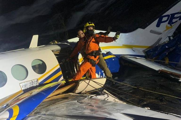 Bombeiros retiram todos os corpos do avião de Marília Mendonça - Gerais -  Estado de Minas