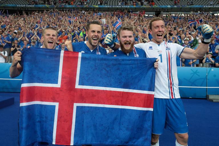 Jogadores da Islândia comemoram durante campanha histórica da equipe na Eurocopa de 2016