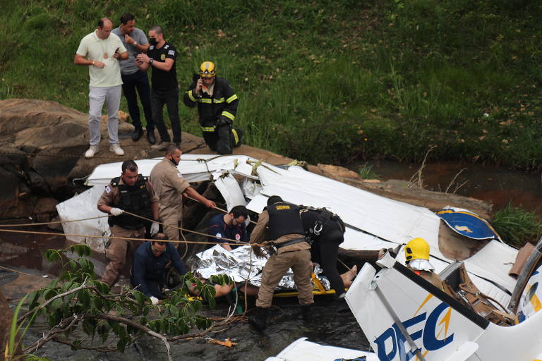 Bombeiros retiram todos os corpos do avião de Marília Mendonça - Gerais -  Estado de Minas