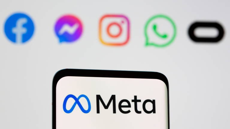Celular em primeiro plano, com nome Meta e logo, e ao fundo logos do WhatsApp, Facebook, Messenger, Instagram e Oculus 