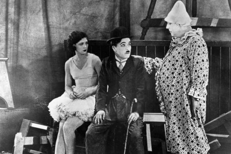 Charles Chaplin, Henry Bergman e Merna Kennedy em cena do filme "O Circo" (1928)