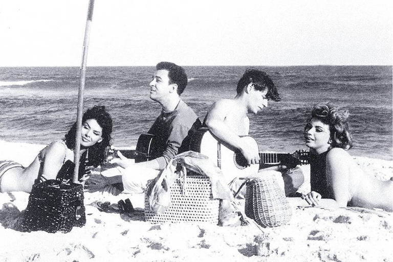 Glória Paul, João Gilberto, Tom Jobim e Sylvia Koscina na praia