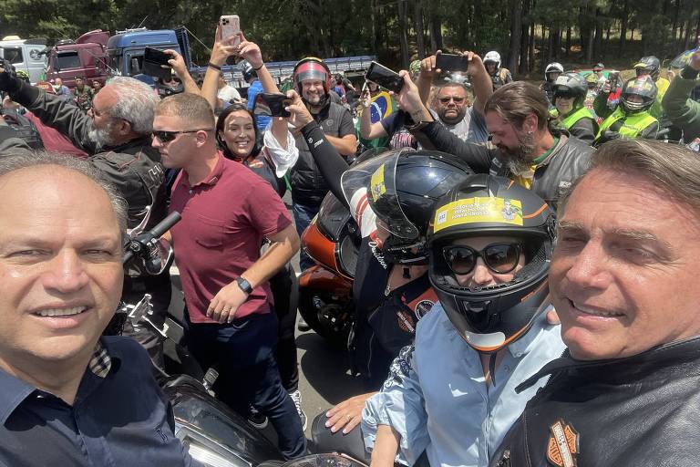 O líder do governo na Câmara, Ricardo Barros (PP-PR), faz uma selfie com Jair Bolsonaro em meio a uma multidão durante motociata em Ponta Grossa (PR)