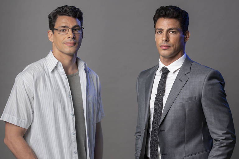 Na foto, estão dois irmãos gêmeos, eles são brancos, cabelos curtos, o da esquerda com uma camisa branca, aberta e óculos, o da direita de terno e gravata, ambos interpretados por Cauã Reymond.