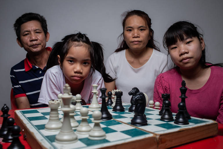 Meninas-prodígios trocam brinquedos pelo xadrez no litoral de SP
