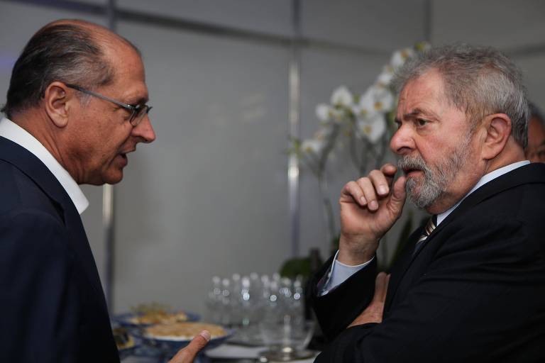 O ex-governador de São Paulo Geraldo Alckmin (PSDB) e o ex-presidente Lula (PT), em inauguração de fábrica em 2014