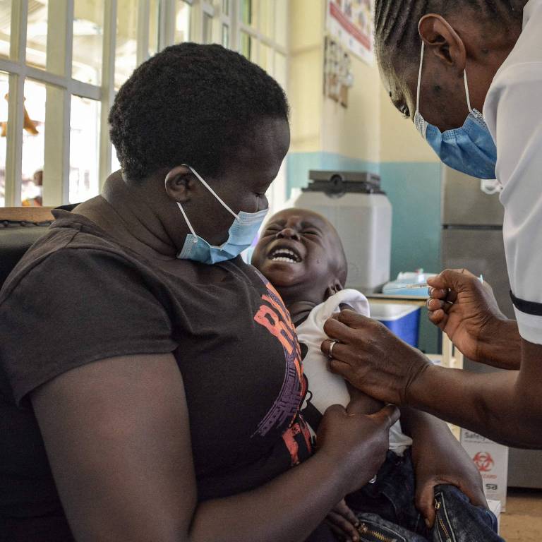 Criança recebe vacina contra a malária em Yala, no Quênia