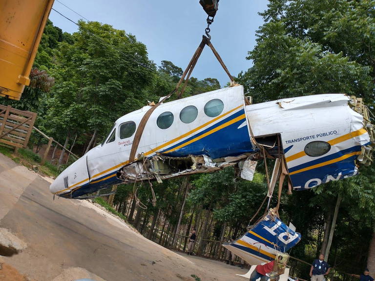 Parte do avião que caiu com a cantora Marília Mendonça é retirado do local do desastre em Piedade de Caratinga (MG)