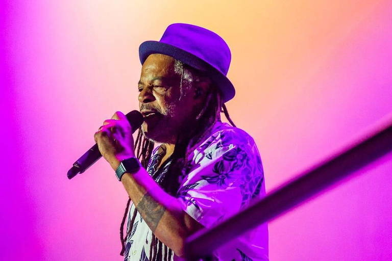 Astro, fundador e ex-vocalista da banda de reggae UB40, morre aos 64 anos