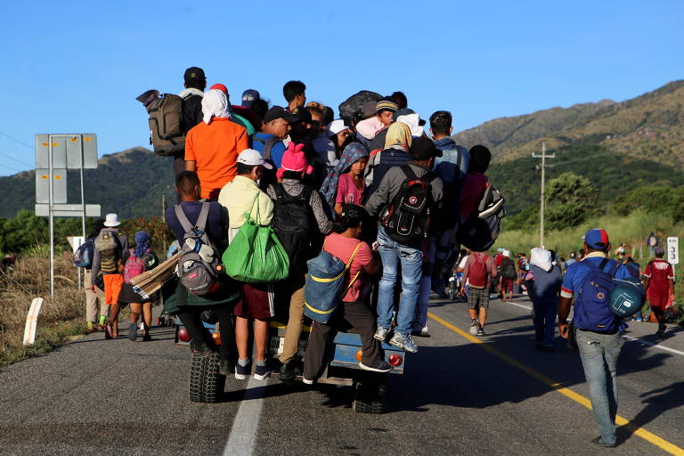Migrantes ruman para a fronteira EUA-México