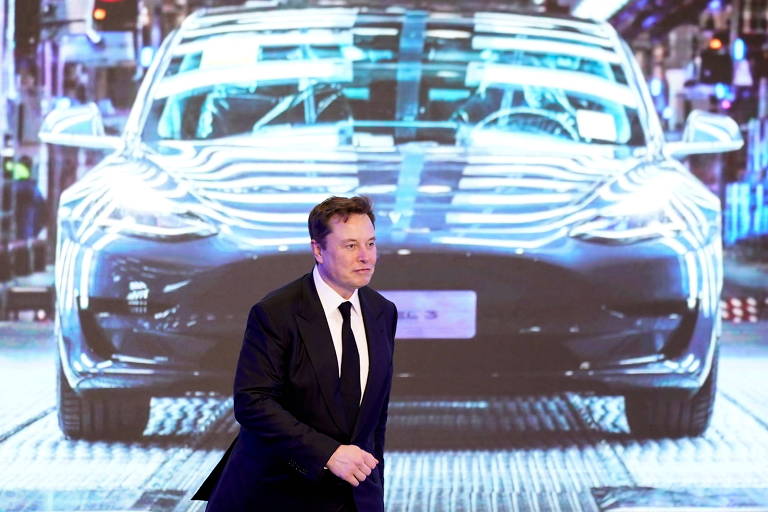 O empresário Elon Musk, em frente a painel da Tesla 