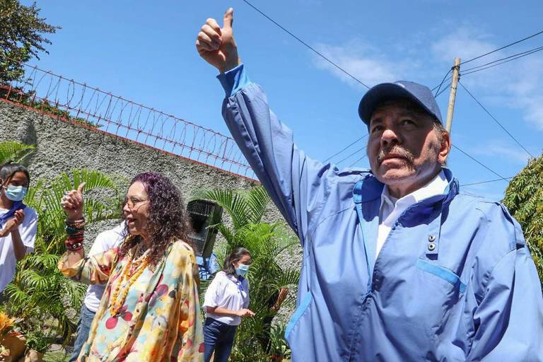 Imagem divulgada pela assessoria de Daniel Ortega mostra o ditador da Nicarágua ao lado da mulher, a número 2 do regime, Rosario Murillo, após votar em Manágua