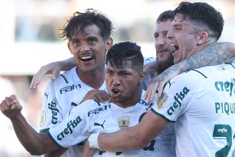 Rony comemora com Scarpa, Zé Rafael e Piquerez o primeiro gol do Palmeiras na vitória sobre o Santos