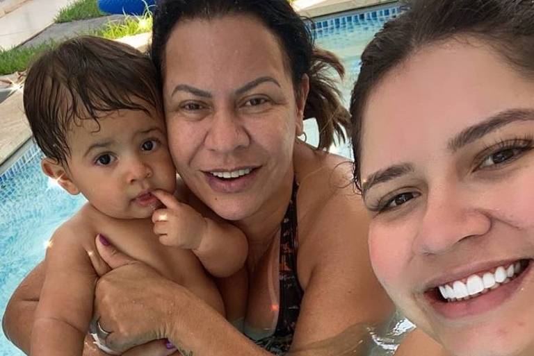 Mãe de Marilia Mendonça se emociona em culto para filha: 'É dor demais'
