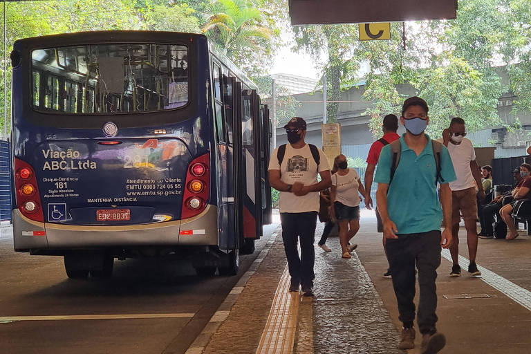 Passageiros com máscara no rosto no terminal rodoviário de Santo André: ABC vai manter obrigatoriedade do uso do item de proteção ao menos até 31 de dezembro