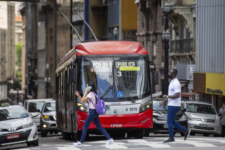 Trólebus circula pela região central de São Paulo; sistema foi implantado na capital paulista ainda em 1949