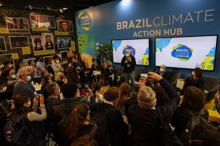 Sebastião Salgado fala durante evento na COP26, em Glasgow