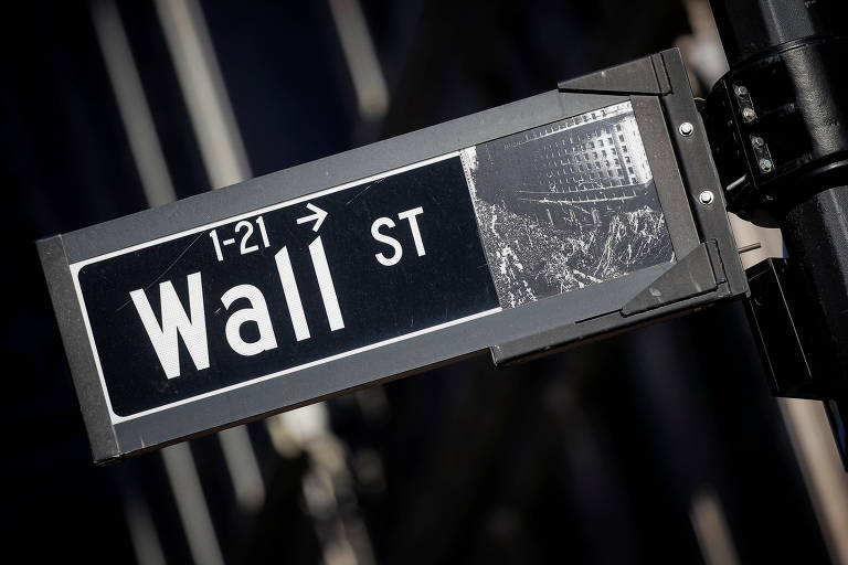Placa de rua indicando a Wall Street 
