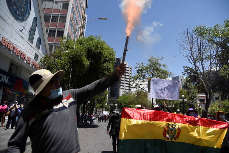 Bolívia tem confrontos em atos pró e contra presidente, que completa 1 ano no poder