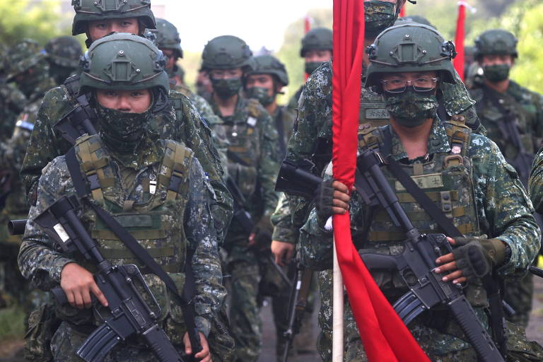 Soldados taiwaneses durante treinamento contra invasão chinesa em Tainan
