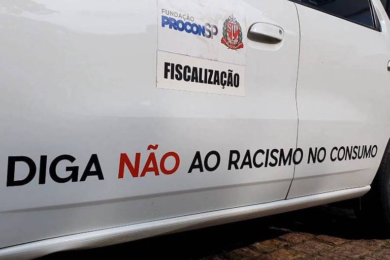 Carro de fiscalização do Procon-SP com a frase "Diga não ao racismo no consumo"