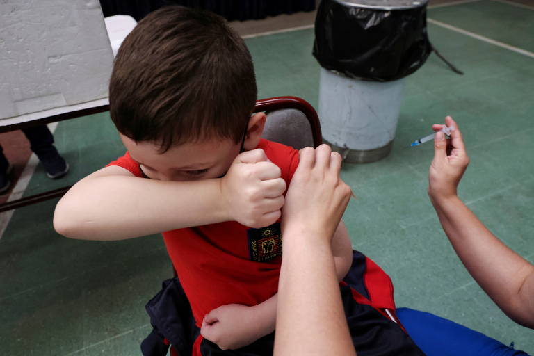 Criança recebe dose da Coronavac no Chile