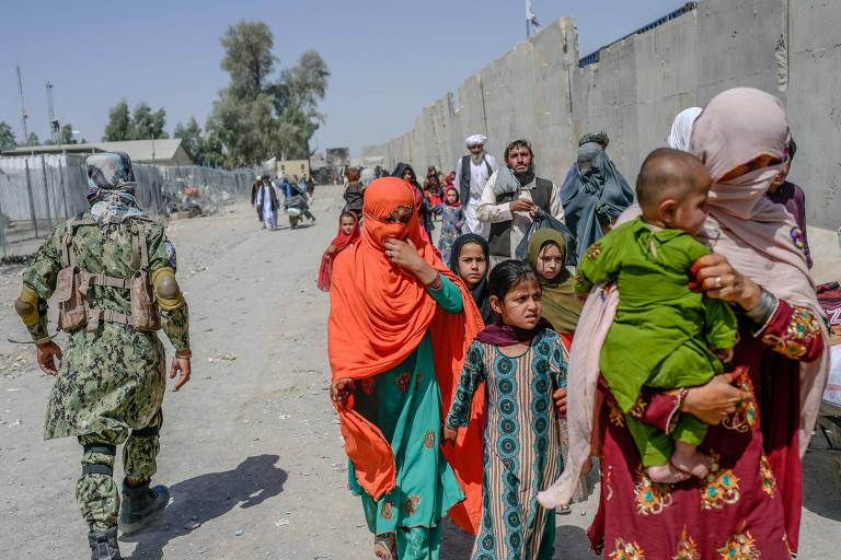 Afegãos esperam para passar pela fronteira com o Paquistão em setembro