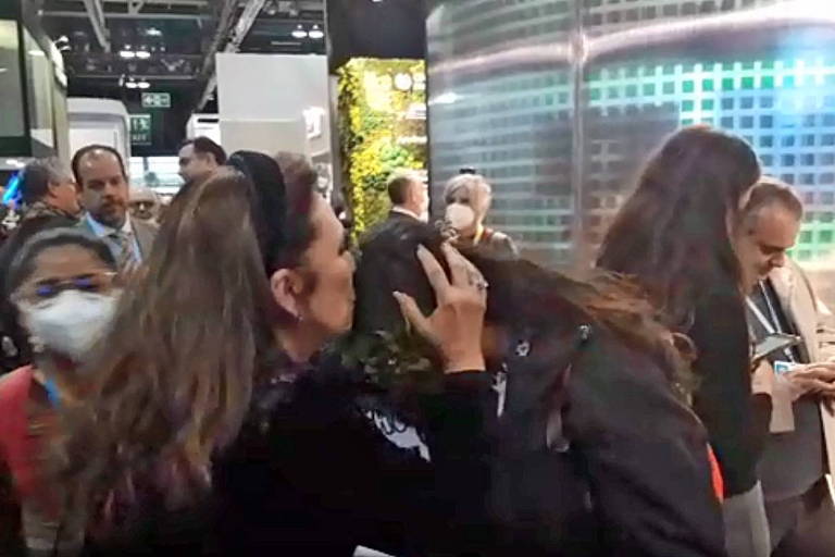 Na COP26, indígena leva beijo na testa ao pedir que Kátia Abreu impeça 'boiada'
