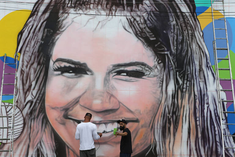 Grafiteiros prestam homenagem à Marília Mendonça na zona sul de São Paulo