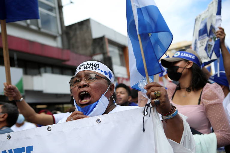 Manifestante durante marcha formada por nicaraguenses exilados na Costa Rica contra eleição de fachada vencida por Daniel Ortega