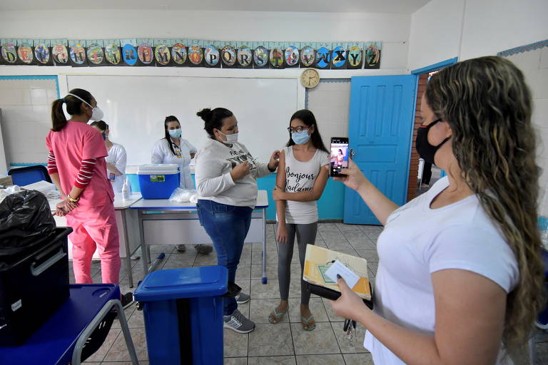 Jovem de 12 anos é imunizada em escola de Betim, em Minas Gerais
