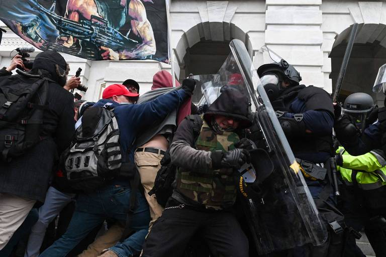 Polícia enfrenta apoiadores de Donald Trump durante invasão do Capitólio em 6 de janeiro