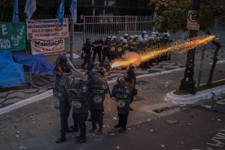 Agentes da GCM disparam contra servidores municipais na frente da Câmara dos Vereadores, no centro de São Paulo 