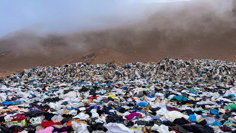 Trecho do deserto do Atacama vira cemitério tóxico da moda descartável; veja imagens
