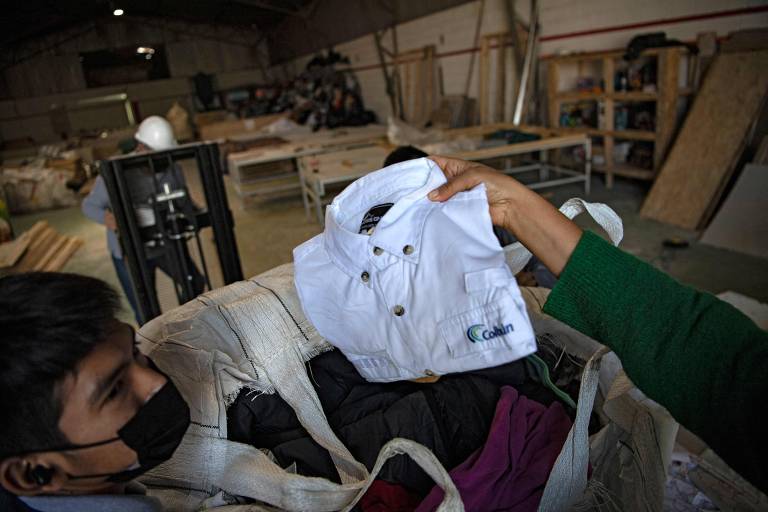 As empresas produzem painéis com isolantes térmicos feitos com as roupas descartadas