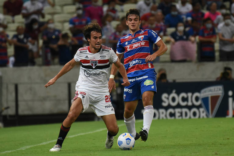 São-paulino Igor Gomes tenta se livrar da marcação de Depietri, do Fortaleza; duelo entre tricolores terminou empatado por 1 a 1 no Ceará
