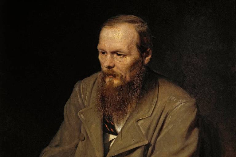 Dostoiévski, um homem branco, barba castanha e calvo, veste um terno marrom