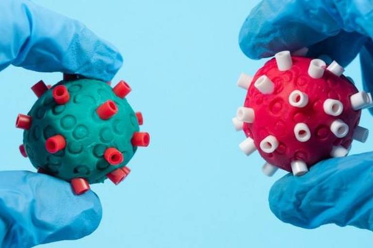 imagem em close mostra mãso com luvas segurando objetos redondos que ilustram o coranavírus