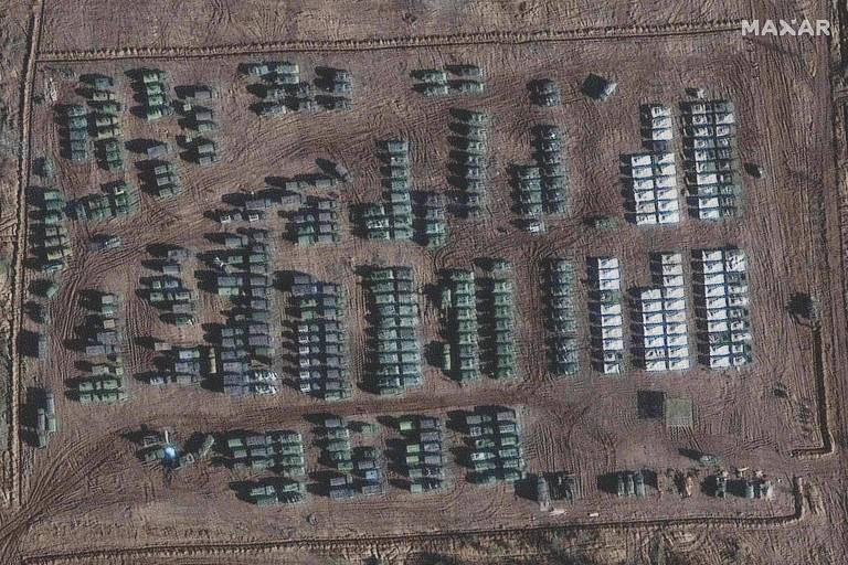 Imagem de satélite mostra concentração de blindados e veículos militares em Ielnia (Rússia), perto da Ucrânia
