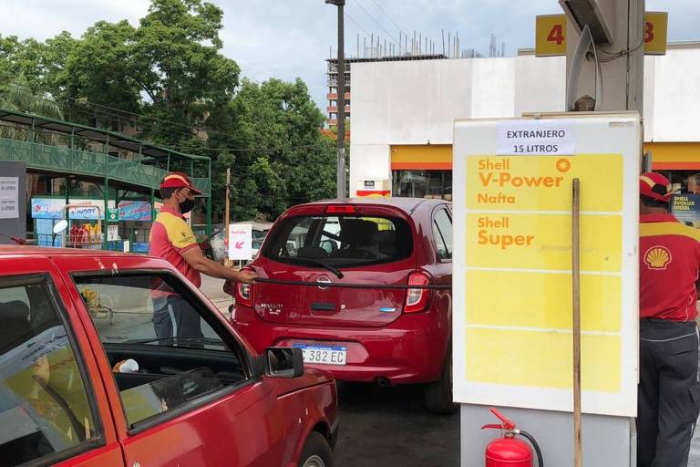 Gasolina por metade do preço na Argentina gera fila de brasileiros