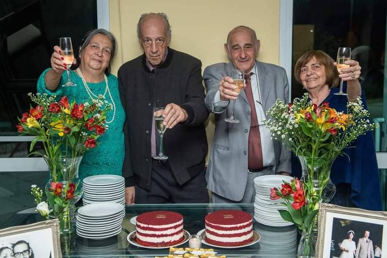 Roberto Octaviano Nascimento (de cinza) com a esposa e cunhados
