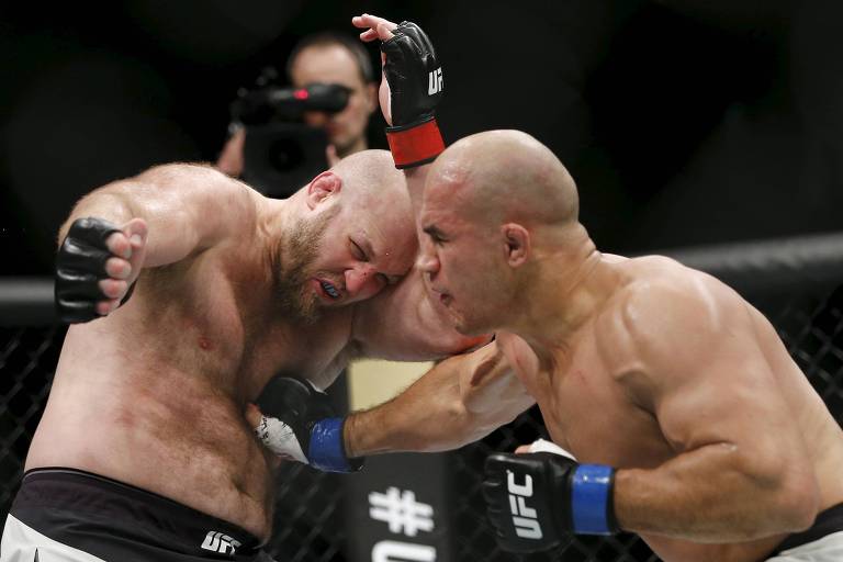 Fora do UFC, Junior Cigano reaprende a bater por sucesso na luta livre